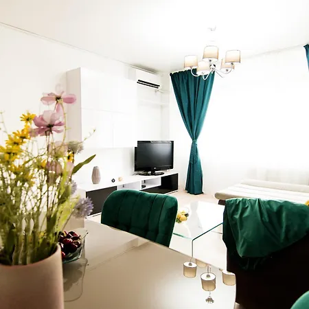 Center By Alia Apartment